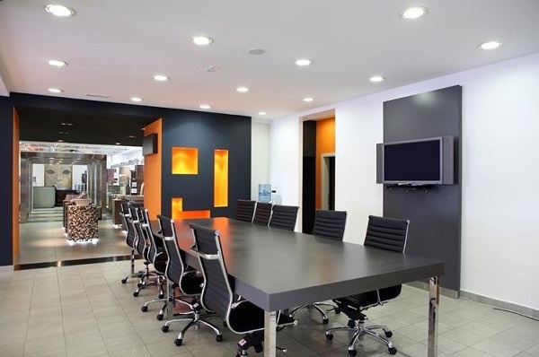 Đèn LED âm trần được sử dụng chiếu sáng cho văn phòng công ty